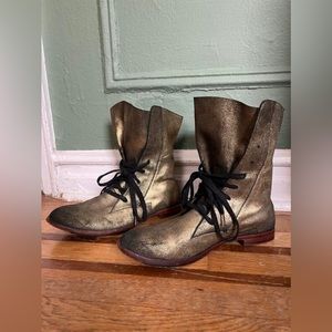 John Fluevog Men’s Size 9 Gold Boot